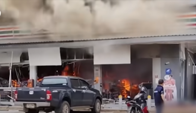 Pertempuran di perbatasan Kamboja-Thailand juga menyasar bangunan-bangunan warga setempat/Foto: YouTube DW